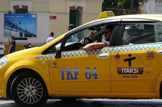 Taksim'de taksicilerin maske takma kuralına umursamazlığı dikkat çekti