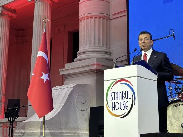 ekrem-imamoglunun-o-paylasimi-ortaligi-karistirdi-ibbnin-paris-partysinin-sponsorlari-kim-depremzedeler-icin-y-1723186781667.jpeg