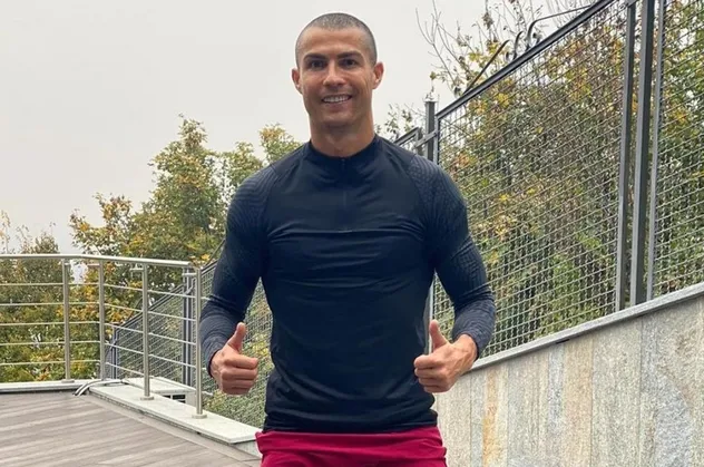 Koronavirüse yakalanan Cristiano Ronaldo karantinada saçlarını kazıttı! Yeni imajı olay yarattı
