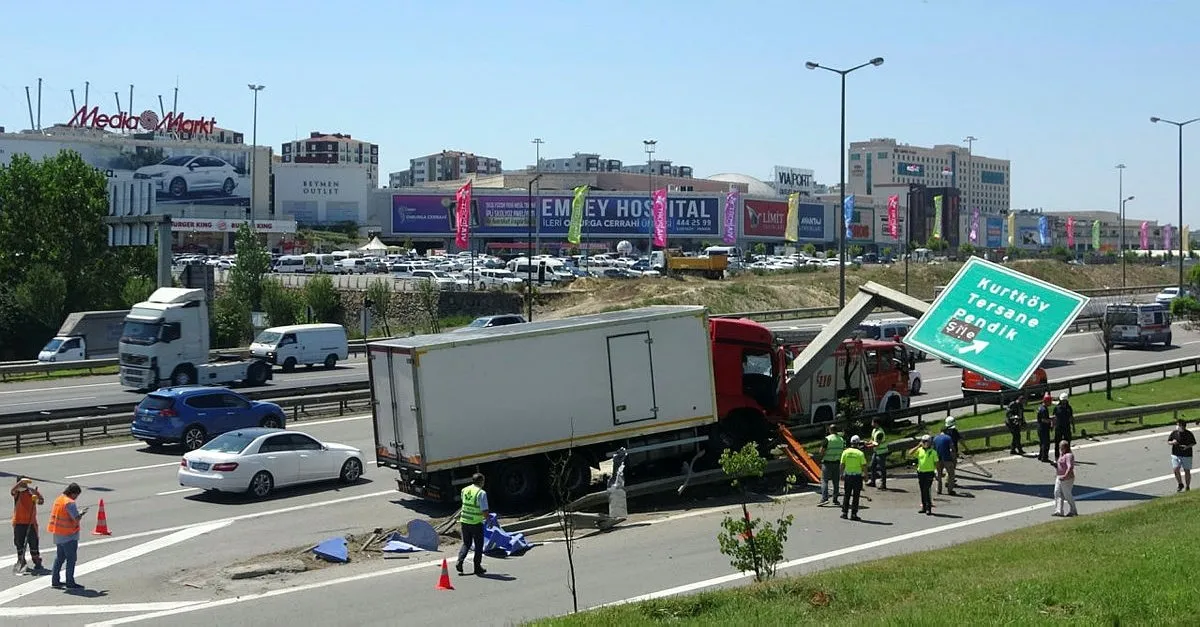 Tem De Feci Kaza Kamyon Bariyerlere Girdi Trafik Kilitlendi Takvim