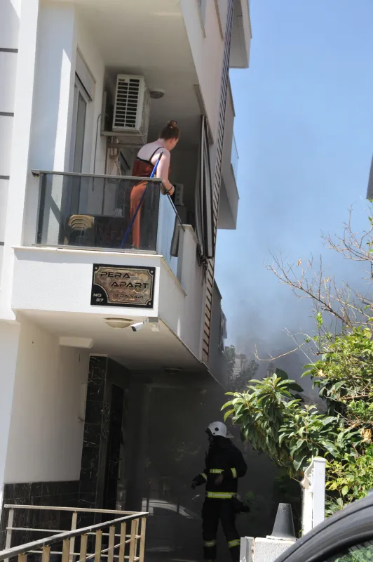 komsuda-yangin-cikti-itfaiyeyi-gorunce-aa-komsumuzun-evi-mi-yanmis-dedi-1626354087718.jpg