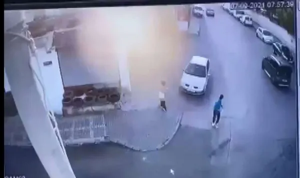 istanbulda-dehset-anlari-kamyon-lastigi-faciayi-onledi-1631088859475.jpg İstanbul'da dehşet anları! Kamyon lastiği faciayı önledi-3