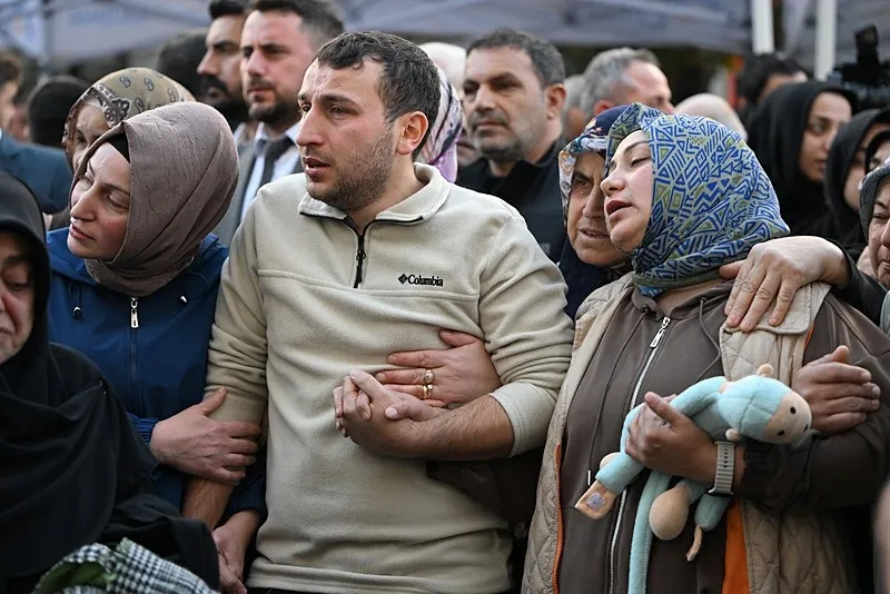 Gebze'de çöken binada hayatını kaybeden Bilir ailesi son yolculuklarına uğurlandı!-3