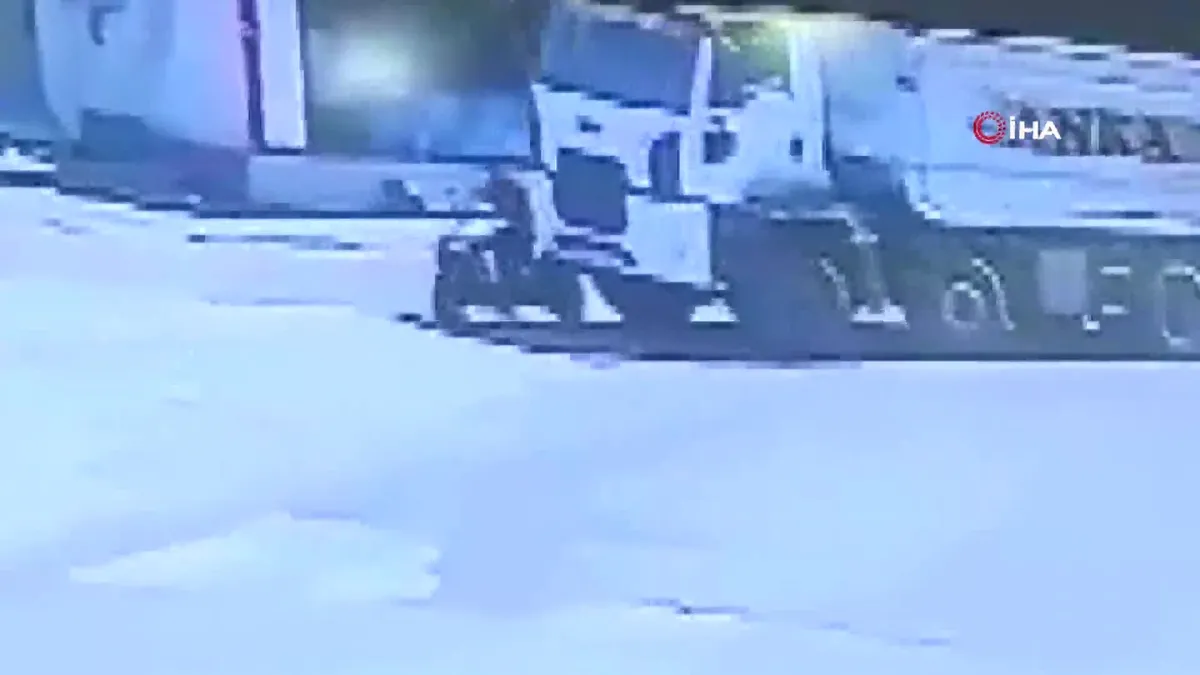 Hatay’da kan donduran olay kamerada! Motosiklet sürücüsü hafriyat kamyonunun altında böyle ezildi