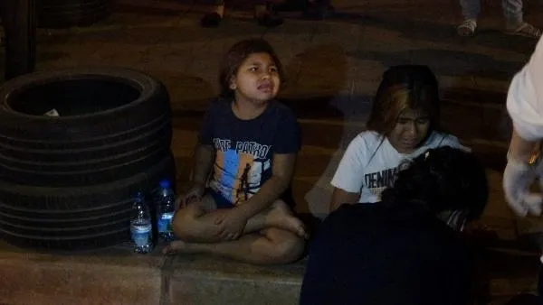 İzmir'de gece yarısı feci kaza! Otomobil park halindeki belediye otobüsüne çarptı: 2'si çocuk 4 yaralı-5