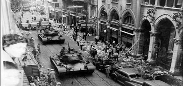 Türk Silahlı Kuvvetleri yönetime el koydu. Orgeneral Cemal Gürsel, Silahlı Kuvvetler adına ülke yönetimini üstlenen Milli Birlik Komitesinin (MBK) başına getirildi