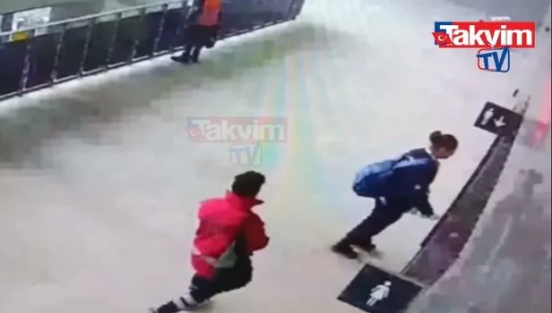 Havai fişeklerin stada sokulma anı videosu izle Göztepe Altay maçının