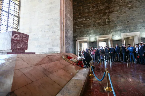 son-dakika-pkkli-teroristlerin-ortagi-hdpye-bakanlik-vermek-isteyen-chpde-kemal-kilicdaroglu-anitkabiri-ziyaret-etti-1621431054902.jpg SON DAKİKA: PKK'nın siyasi uzantısı HDP'ye bakanlık vermek isteyen CHP'de Kemal Kılıçdaroğlu Anıtkabir'i ziyaret etti-3