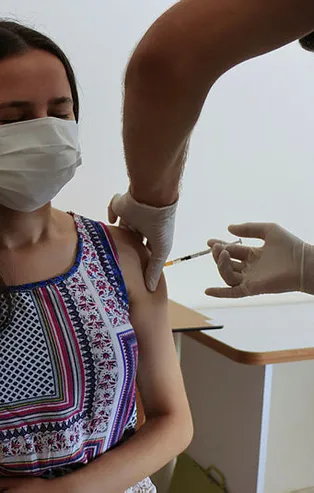 SON DAKİKA! Koronavirüs aşılama çalışmalarında güzel gelişme! Bir il daha maviye döndü