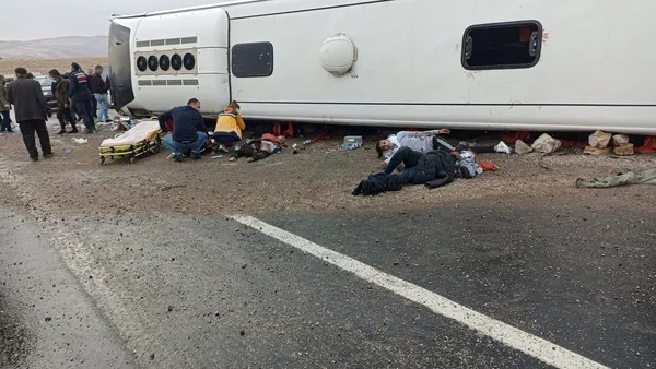Sivas'ta göçmenleri taşıyan otobüs devrildi! 2 kişi öldü ve 30 kişi yaralandı!-2