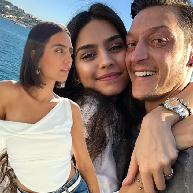 2 çocuk babası Mesut Özil’in kızlarına bakın! 31’inci yaşını kutlayan Amine Gülşe’den çekirdek aile paylaşımı! Özil’ler ortalığı salladı
