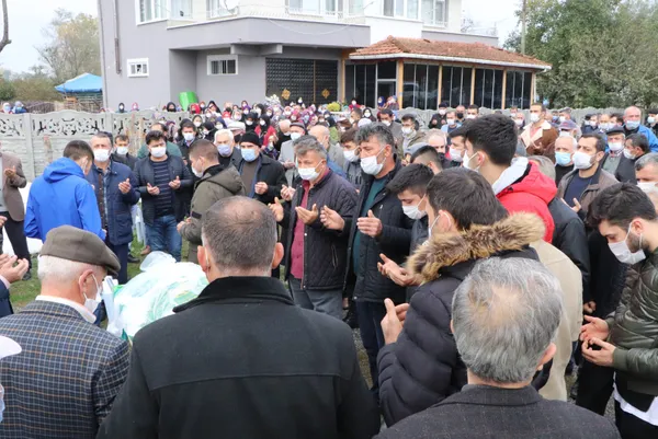 kpssye-hazirlaniyordu-ip-atlarken-hayatini-kaybeden-genc-kiz-topraga-verildi-1605089333611.jpg KPSS'ye hazırlanıyordu! İp atlarken hayatını kaybeden genç kız toprağa verildi-6