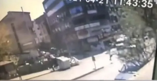İstanbul’da otomobilin motosiklete çarptığı anlar kamerada
