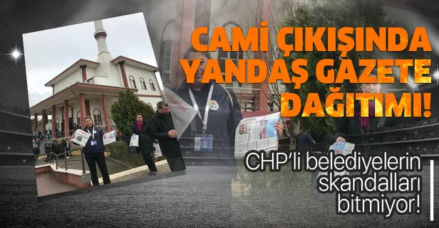 CHP'li Zeydan Karalar'dan bir skandal daha! Adana Büyükşehir Belediyesi personelleri cami çıkışında yandaş gazete dağıtıyor!