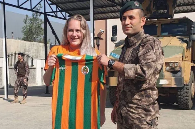 Alanyaspor'un Norveçli taraftarı Charlotte Erga'dan Bakan Mevlüt Çavuşoğlu'na teşekkür