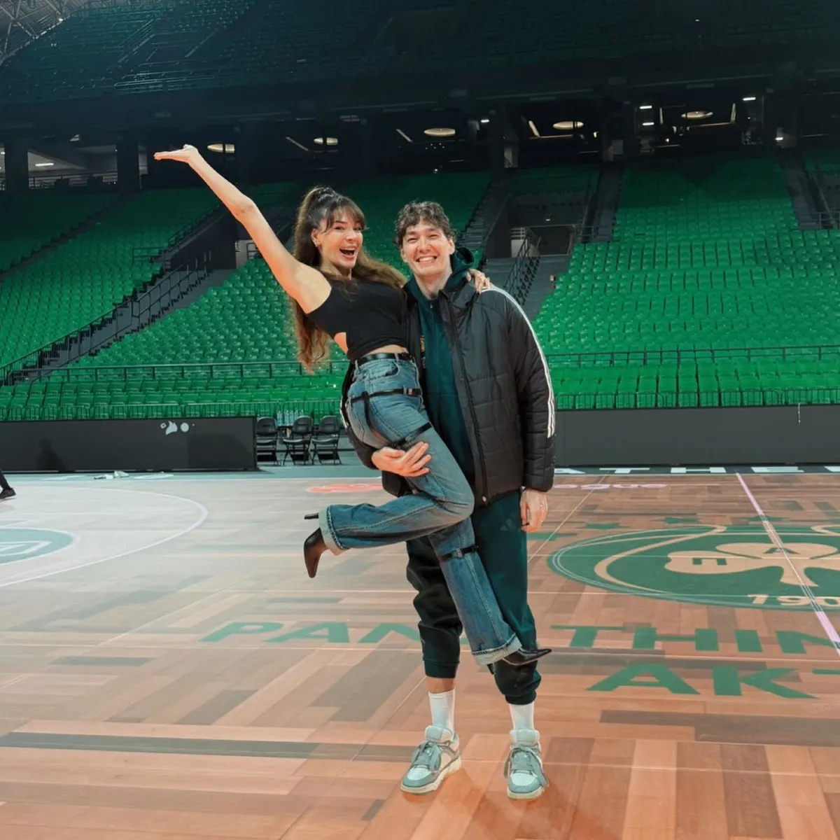 1784837099360.jpg Cedi Osman ve Ebru Şahin’den duygusal tribün açıklaması: "Orada olmasını hissediyor olmak çok güzel"-3