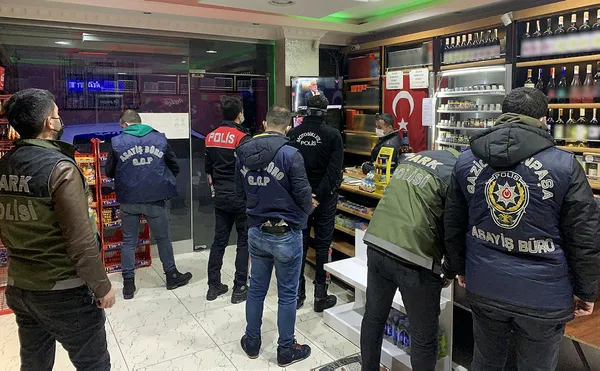 son-dakika-emniyetten-yilbasi-oncesi-buyuk-operasyon-81-ile-basladi-kod-adi-alkol-1640605553238.jpg Son dakika: Emniyet'ten yılbaşı öncesi büyük operasyon! 81 ile başladı Kod adı: ALKOL-3