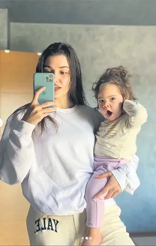 Hande Erçel ve yeğeni Aylin Mavi'den sevimli poz