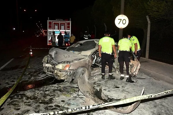 Son dakika: İzmir'de gece yarısı korkunç kaza! Alev alan araçtan ölü ve yaralılar çıkartıldı-7