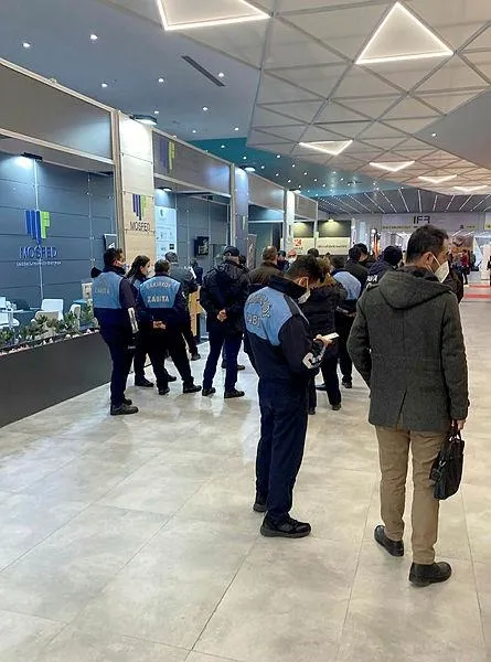 Avrupa'nın en büyük mobilya fuarında CHP'li belediyeden skandal uygulama: Zabıtalarla baskına geldiler!-3