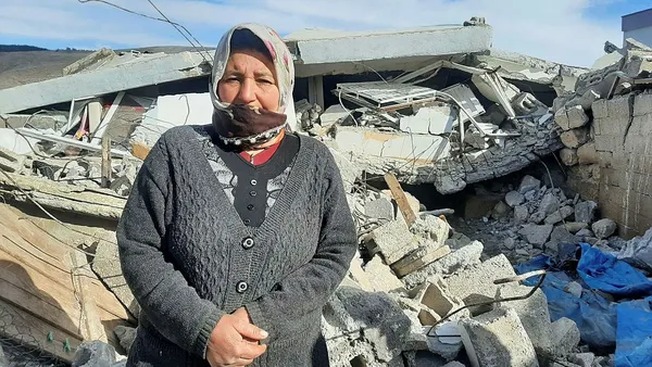 asrin-felaketinde-surunerek-girip-enkazin-altindaki-inegini-besliyor-korka-korka-giriyorum-ve-acele-cikiyorum-1676526325725.jpg Asrın felaketinde sürünerek girip enkazın altındaki ineğini besliyor: "Korka korka giriyorum ve acele çıkıyorum"-2