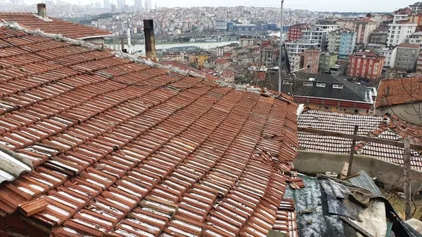 1642067511327.jpg Eyüpsultan'da kontrolden çıkan kamyonet gecekondunun çatısına uçtu-3