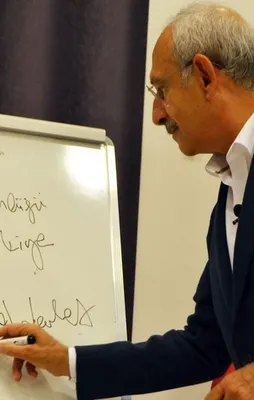 KK gençlere tahtanın önünde ders vermiş!