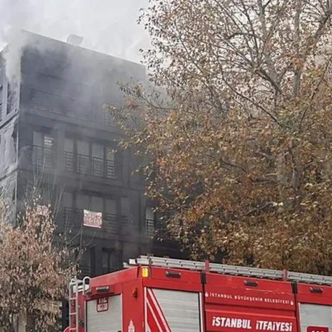 Kadıköy’de 5 katlı binada yangın