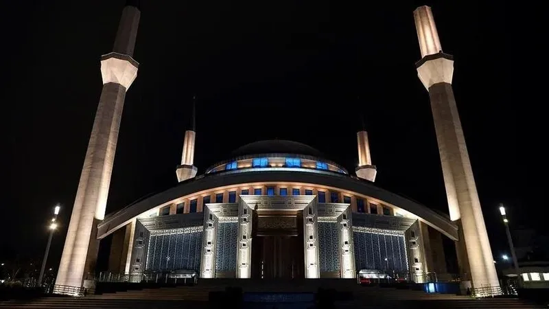 prof-dr-nihat-hatipoglu-kaleme-aldi-allahtan-umidinizi-kesmeyin-1712096200873.jpeg Prof. Dr. Nihat Hatipoğlu kaleme aldı: Allah'tan ümidinizi kesmeyin-6