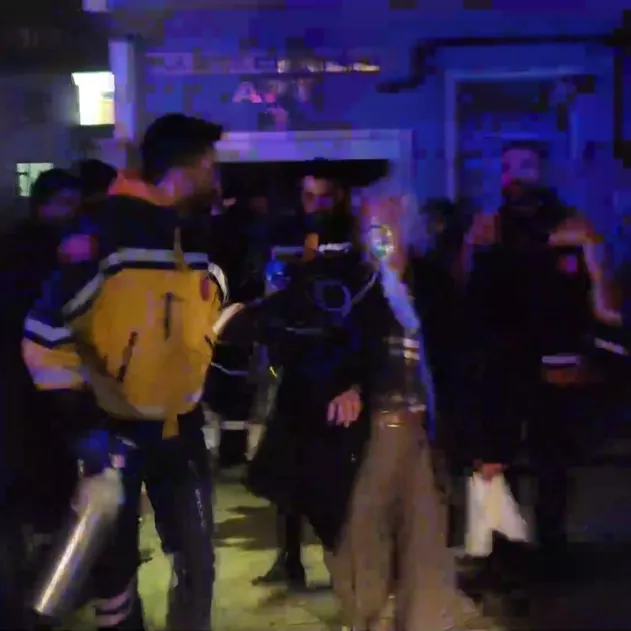 Van Erciş'te korkutan apartman yangını!