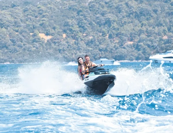 Sinan Akçıl ile Burcu Kıratlı’nın jet-ski keyfi