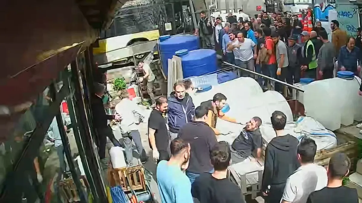 Beyoğlu’nda feci kaza: İETT otobüsü kaldırımdakilere çarptı