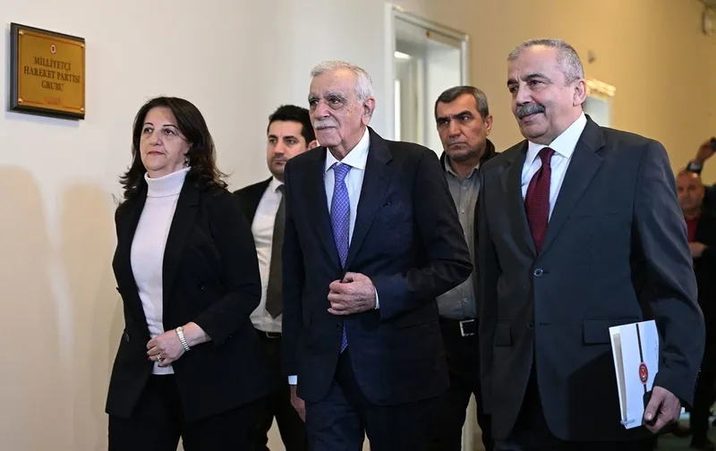 imralida-ne-yasandi-ne-bitti-dem-partinin-siyasi-parti-ziyaretlerinde-ikinci-tur-heyet-chp-genel-merkezinde-1741603471491.jpg