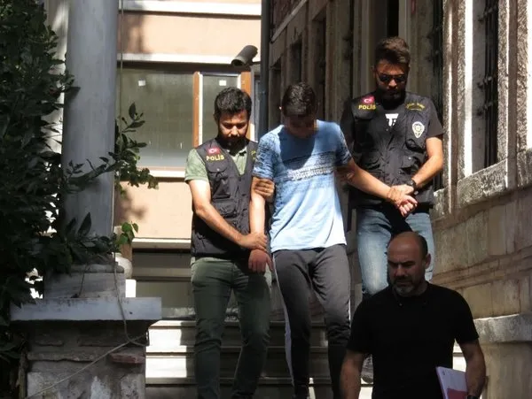 Son dakika: Milli değerlere küfür eden kişi adliye sevk edildi-1