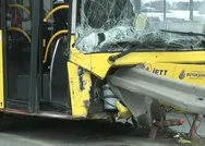 Hafif ticari araç ile çarpışan İETT otobüsü bariyere saplandı! Yaralılar var