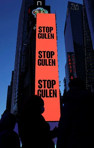 Times Meydanı'nda "Stop Gülen" ilanı! FETÖ'nün karanlık yüzü afişe edildi