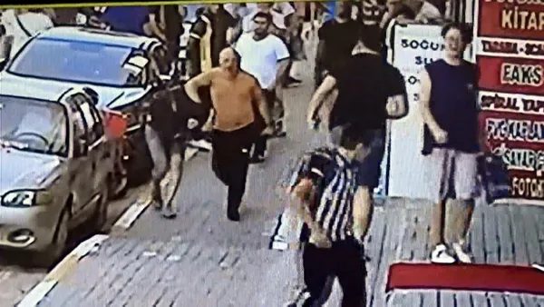 kizina-uyusturucu-sattigini-iddia-eden-genci-once-doven-baba-ardindan-polise-teslim-etti-1659511416920.jpg Kızına uyuşturucu sattığını iddia eden genci önce döven baba ardından polise teslim etti-4