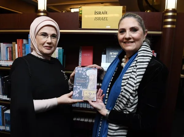 emine-erdogan-israil-cumhurbaskani-isaac-herzogun-esi-michal-herzogu-agirladi-1646895184152.jpg Emine Erdoğan İsrail Cumhurbaşkanı Isaac Herzog’un eşi Michal Herzog'u ağırladı-2
