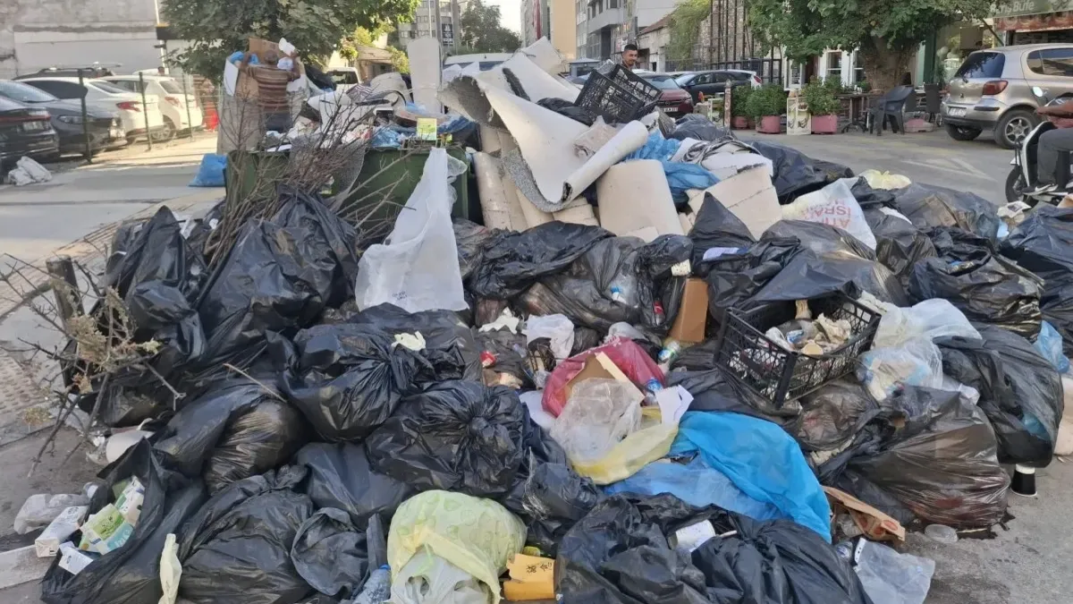 İzmir'de işçiler yine grevde! Sokaklar çöp dağlarına döndü