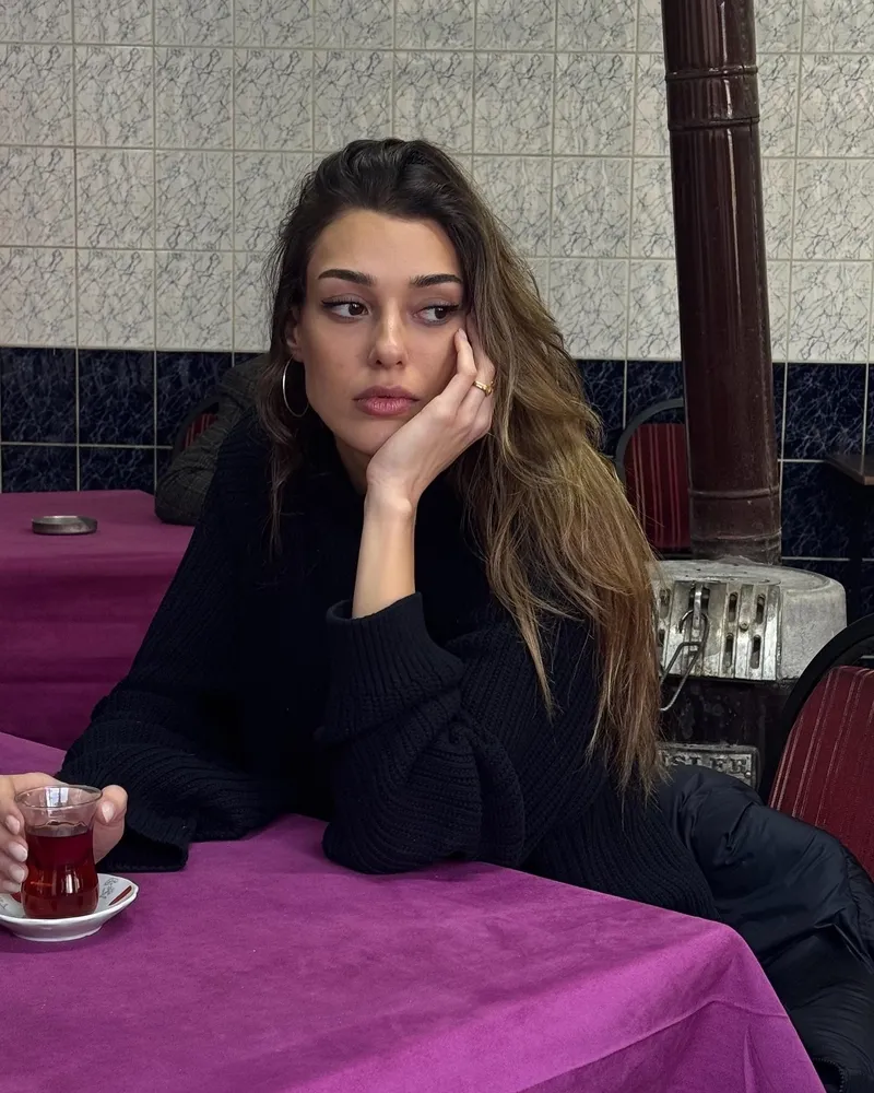 dilan-cicek-denizin-yeni-ortami-altin-gununden-sonra-kahvehaneden-paylasti-1744439847756.jpg Kaynak: Sosyal medya