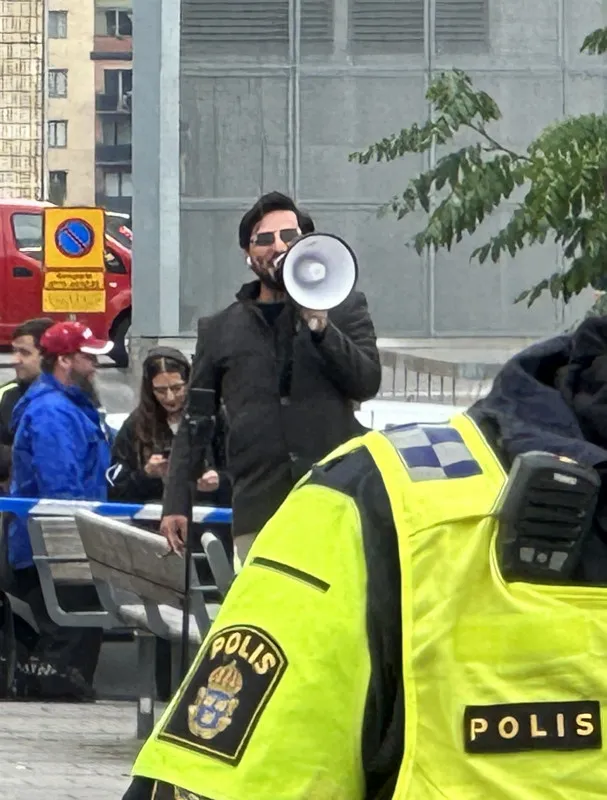 yine-kuran-i-kerim-yakma-eylemi-yine-isvec-engellemeye-calisan-15-kisi-gozaltina-alindi-1693807020760.jpg Yine Kur’an-ı Kerim yakma eylemi yine İsveç! Engellemeye çalışan 15 kişi gözaltına alındı-2