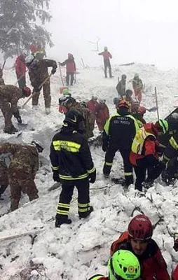 İtalya'da helikopter düştü
