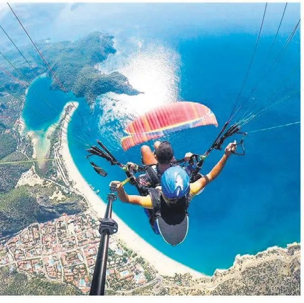 Ölüdeniz’de başına paraşütçü düştü