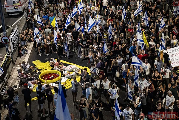 Tel Aviv yine sokaklara döküldü! Eli kanlı Netanyahu'nun evinin önünde büyük protesto: Sen baştasın, sen suçlusun - 24