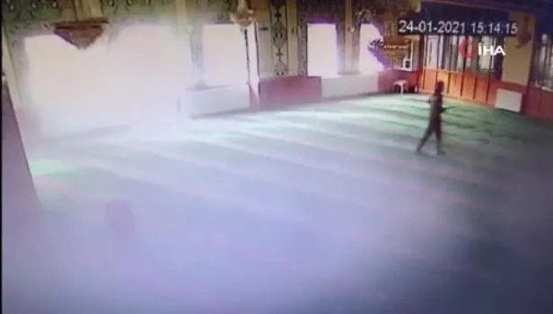 Isparta'da camiye giren 5 çocuk yangın tüpü sıktı malzemelere zarar verdi