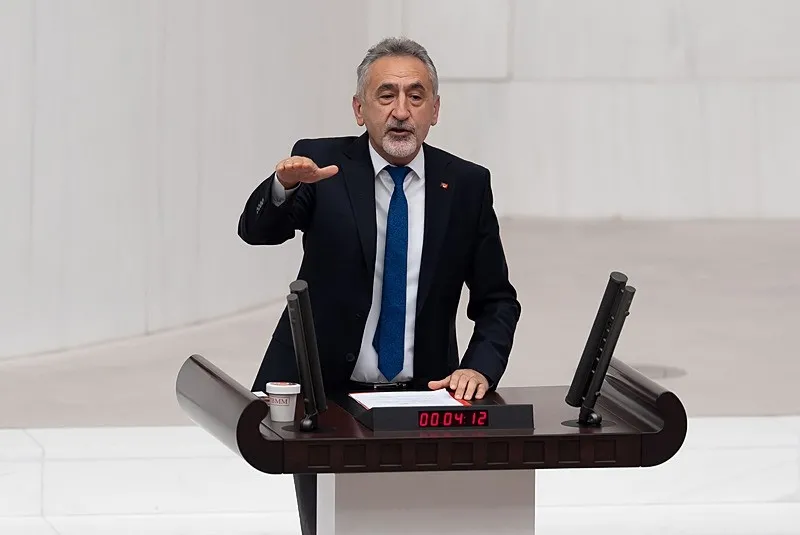 chpli-adiguzelden-imamoglu-cikisi-tepeden-asagi-bir-ahtapot-agi-gibi-1787573512121.jpeg CHP’li Mustafa Adıgüzel’den İmamoğlu ve Özel’e tepki: CHP’yi siper yaptılar-6