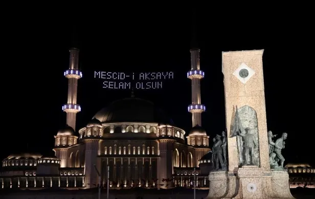 taksim-camiine-mescid-i-aksaya-selam-olsun-mahyasi-1680907775938.jpeg Taksim Camii'ne ''Mescid-i Aksa'ya selam olsun'' mahyası asıldı-5