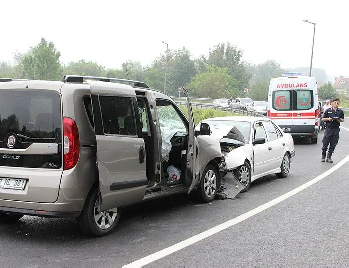 TEM’de feci kaza! Kafa kafaya çarpıştılar