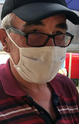 İzmit’te bir halk pazarında sırtından vuruldu, o satışa devam etti