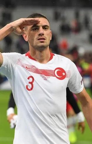 Juventus taraftarı Merih Demiral'a karşı kampanya başlattı!